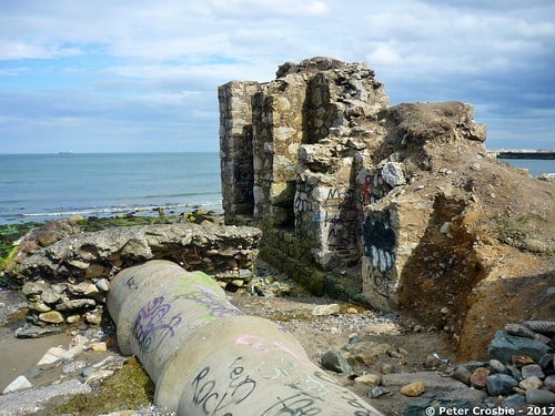 Flickr Ces images ont été prises au cours de la quatrième semaine de juin 2017. Reste d'un ancien pont ferroviaire sur la plage, au nord de Bray Harbor. ;origine «Harcourt Street Railway Line» s'est déroulée ici, plus près du bord de la côte. Sur une longue période, l'érosion côtière s'est dessinée à la douce falaise. La ligne devait être abandonnée et une version plus récente construite à l'intérieur des terres. À travers cette section des banques, un pont en pierre massif a été construit pour courir un ponceau qui a drainé les zones voisines (facilement identifiées dans les cartes d'enquête Ordnance de 1845 comme la même fonction de Cork pour les terres à proximité - entourant l'ancien tuyau de drainage de Drainage, qui a été impressive que les travaux de pierre étaient au moment de la nature du club de golf. Les efforts de l'homme sont fixés à rien.
<a rel=