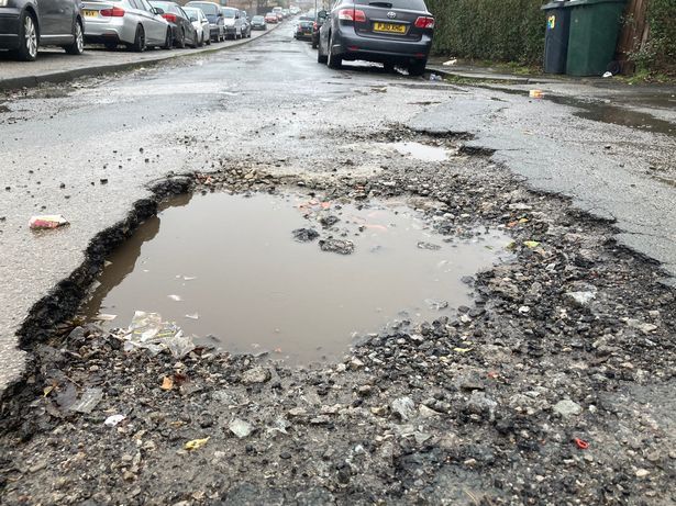 , pothole,Life on ‘Yorkshire’s worst potholed road’ where cars get wrecked sur Pinterest