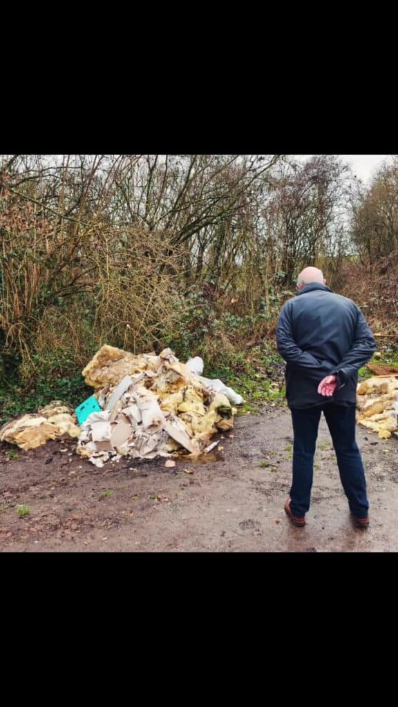 , dépôts sauvages; En bordure de forêt, non loin du Mont de Veine, ainsi que dans un autre secteu